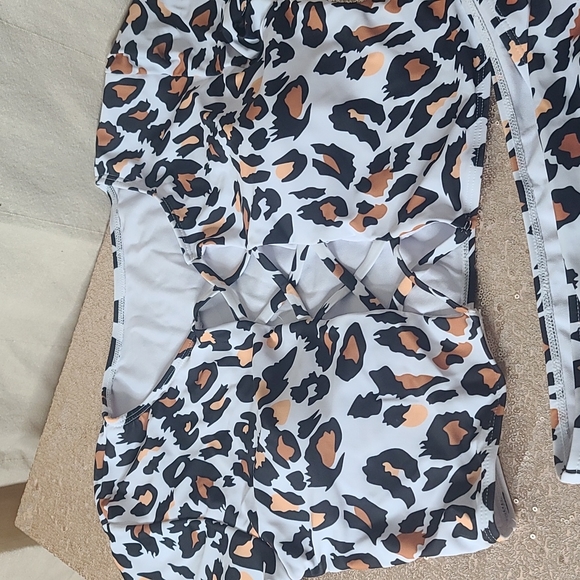 - Leopard 2 piece - Picture 2 of 8